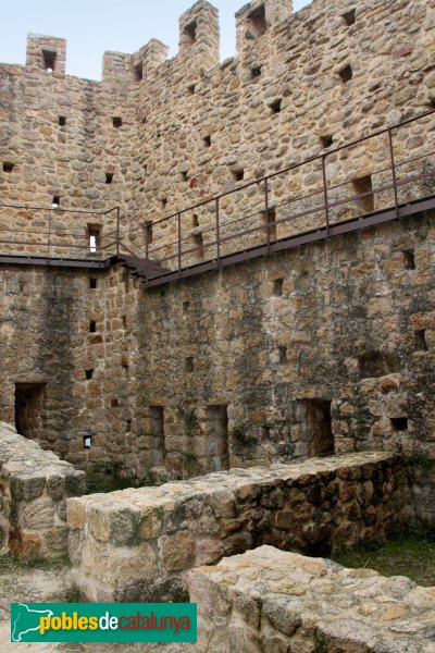 Santa Coloma de Farners - Castell de Farners, estances del castell (Foto: Albert Esteves, 2012) Santa Coloma de Farners - Castell de Farners, estances del castell