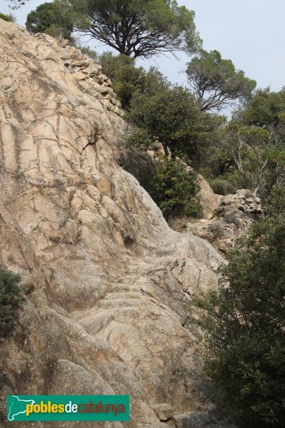 Santa Coloma de Farners - Castell de Farners, escales i restes de muralla