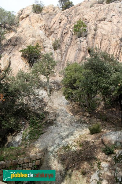 Santa Coloma de Farners - Castell de Farners, recollida d'aigües per la roca