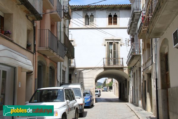Amer - Can Mon, façana historicista del carrer Narcís Junquera