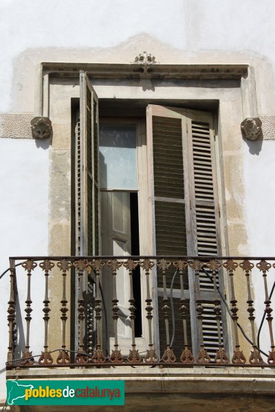 Amer - Can Mon, detall de la façana del carrer Narcís Junquera