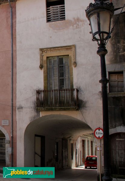 Amer - Can Mon, façana de la plaça del Monestir