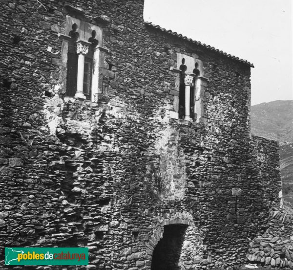 Rabós - Sant Quirze de Colera, casa de l'Abat (Foto: Josep Salvany, Fons Salvany-Biblioteca de Catalunya, 1918) Rabós - Sant Quirze de Colera, casa de l'Abat