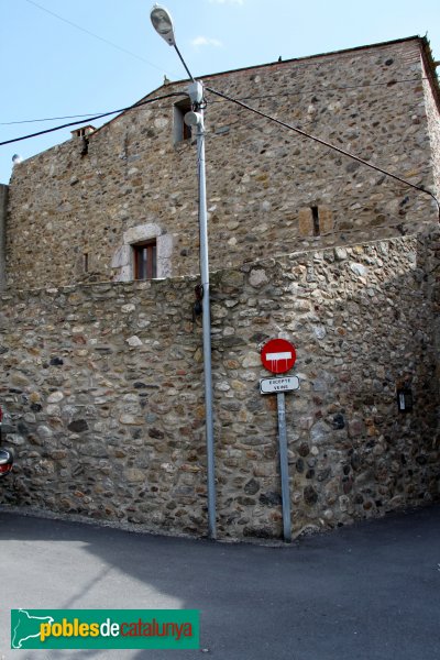 Sant Climent Sescebes - Casa adossada a la muralla