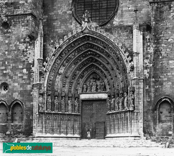 Castelló d'Empúries - Portada de Santa Maria (Foto: Josep Salvany -Fons Salvany - Biblioteca de Catalunya-, 1912) Castelló d'Empúries - Portada de Santa Maria