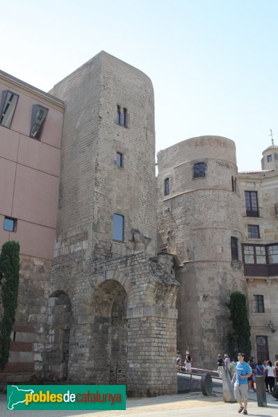 Barcelona - Portal del Bisbe (Porta Praetoria)