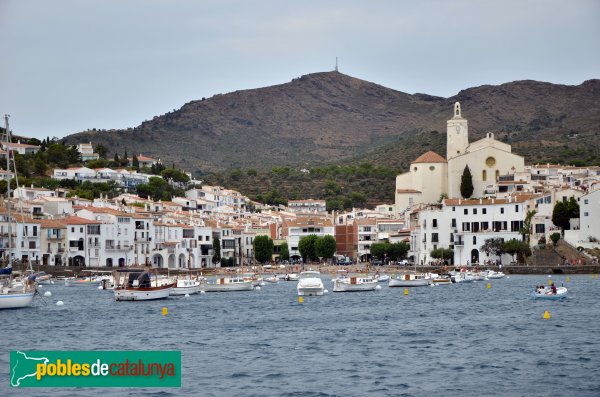 Cadaqués - L'església, des del mar