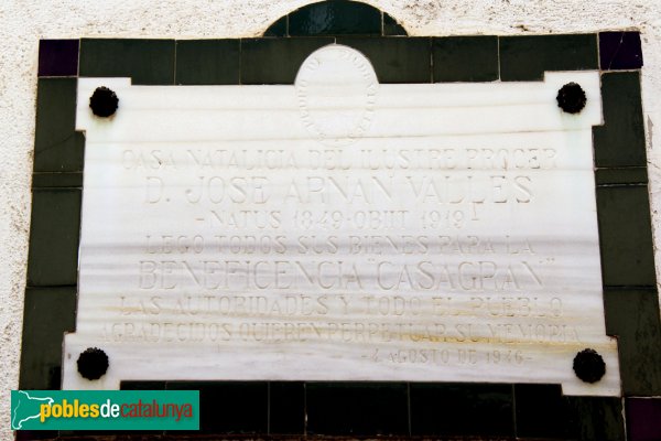 Sant Pere de Riudebitlles - La Casa Gran, placa dedicada a Josep Arnan