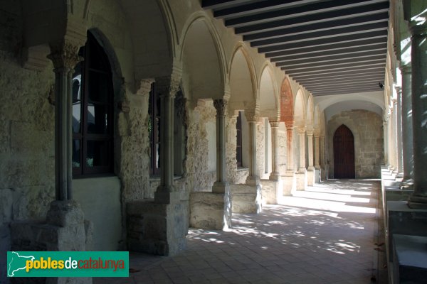 Vilafranca del Penedès - Claustre de Sant Francesc. Ala gòtica (Foto: Albert Esteves, 2012) Vilafranca del Penedès - Claustre de Sant Francesc. Ala gòtica