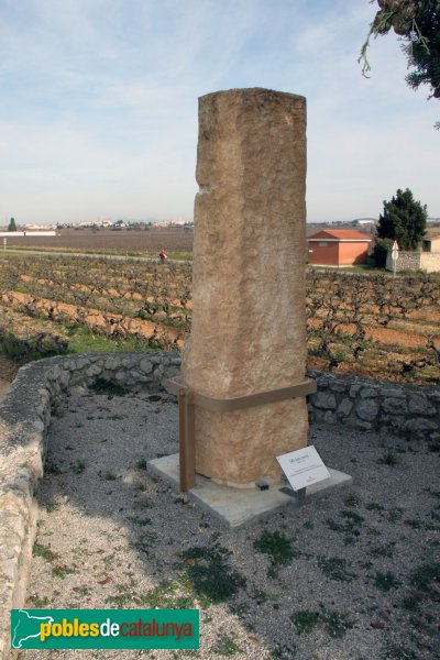 Olèrdola - Necròpolis de Sant Pere Molanta, antic mil·liari romà (Foto: Albert Esteves, 2013) Olèrdola - Necròpolis de Sant Pere Molanta, antic mil·liari romà