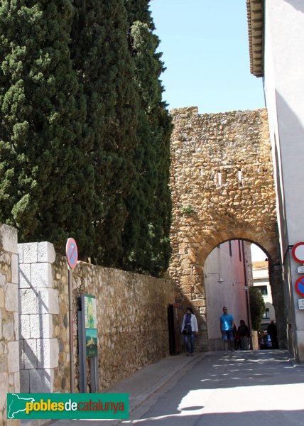 Peralada - Muralla (Foto: Albert Esteves, 2012) Peralada - Muralla