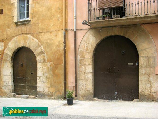 Peralada - Cases del carrer Vilella, 1 i 3