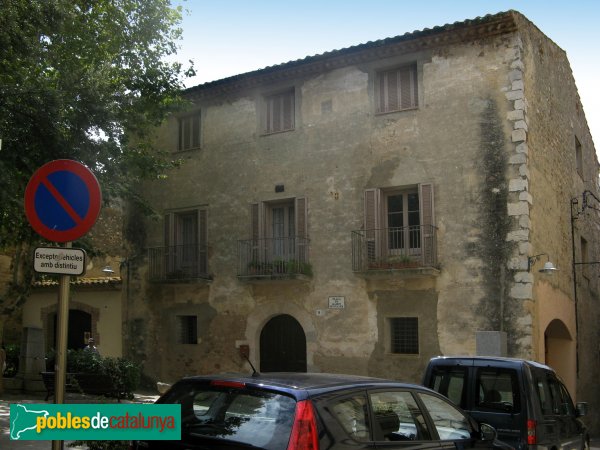 Peralada - Cases de la plaça Ramon Muntaner