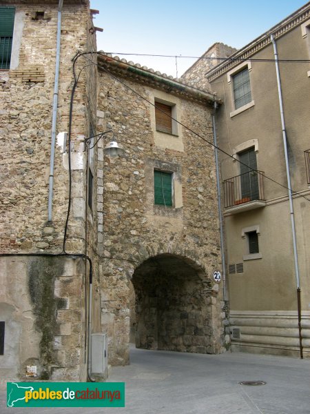 Peralada - Muralla (Foto: Albert Esteves, 2010) Peralada - Muralla