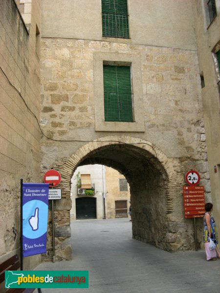 Peralada - Muralla (Foto: Albert Esteves, 2010) Peralada - Muralla