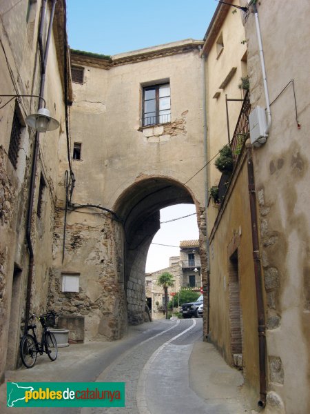 Peralada - Muralla (Foto: Albert Esteves, 2010) Peralada - Muralla