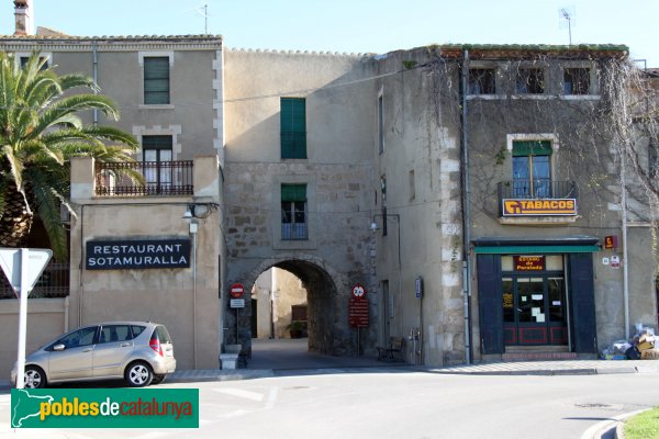 Peralada - Muralla (Foto: Albert Esteves, 2012) Peralada - Muralla