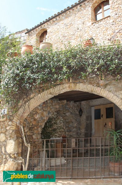 Ventalló - Cal Ferrer, amb la torre a mà esquerra