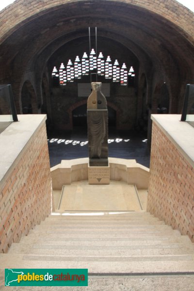 Sant Sadurní d'Anoia - Caves Codorniu. Dona-ampolla, de Subirachs (Foto: Albert Esteves, 2013) Sant Sadurní d'Anoia - Caves Codorniu. Dona-ampolla, de Subirachs