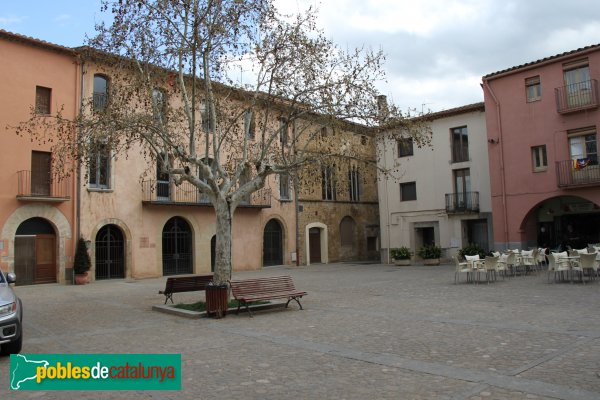 Bàscara - Plaça Major amb can Vidalic al fons