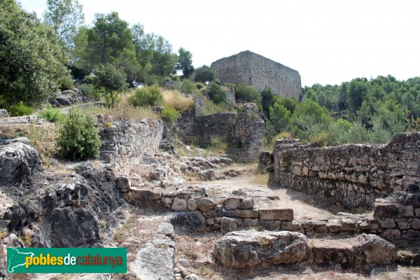 Gelida - Castell. Habitatges al recinte sobirà (Foto: Albert Esteves, 2013) Gelida - Castell. Habitatges al recinte sobirà