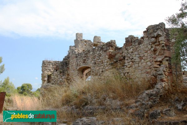 Gelida - Castell. Restes de construccions del sector jussà (Foto: Albert Esteves) Gelida - Castell. Restes de construccions del sector jussà