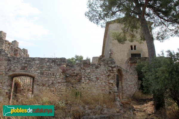 Gelida - Castell. Restes de construccions del sector jussà (Foto: Albert Esteves, 2013) Gelida - Castell. Restes de construccions del sector jussà