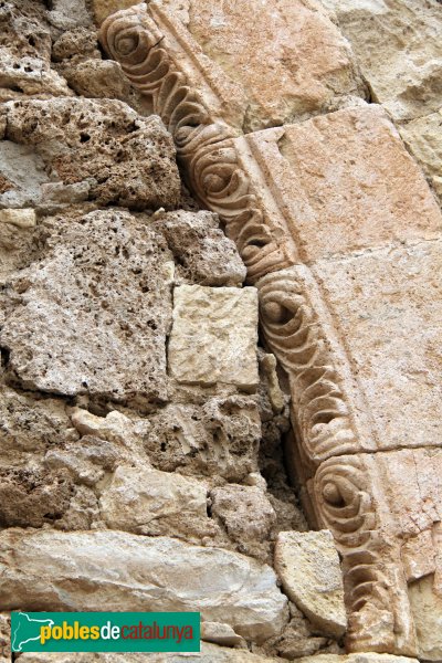 Sant Quintí de Mediona - Església, detall de la porta romànica