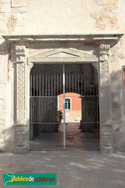 Barcelona - Convent de Sant Agustí, porta de la plaça de l'Acadèmia (Foto: Albert Esteves, 2013) Barcelona - Convent de Sant Agustí, porta de la plaça de l'Acadèmia