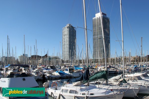 L'Hotel Arts (esquerra) i la Torre Mapfre (dreta), vistes des del Port Olímpic