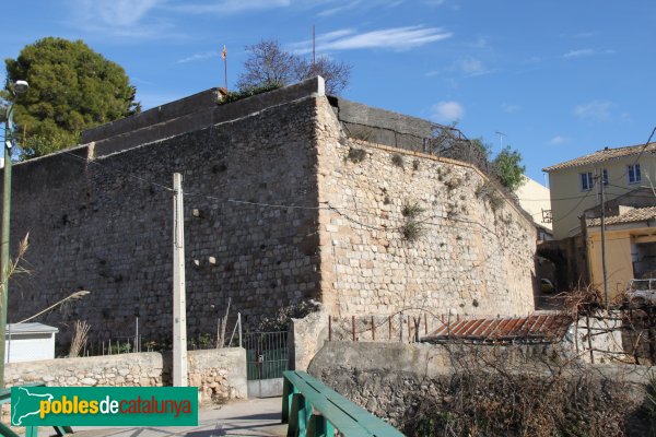 Torrelles de Foix - Muralla del casal dels Peguera