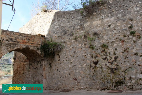 Torrelles de Foix - Muralla i pont del casal dels Peguera