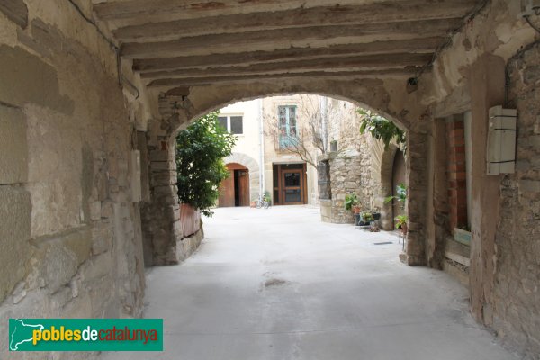 Ribera d'Ondara - Sant Pere dels Arquells, plaça Major (Foto: Albert Esteves, 2014) Ribera d'Ondara - Sant Pere dels Arquells, plaça Major