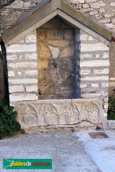 Ribera d'Ondara - Montfar, sarcòfag en una font