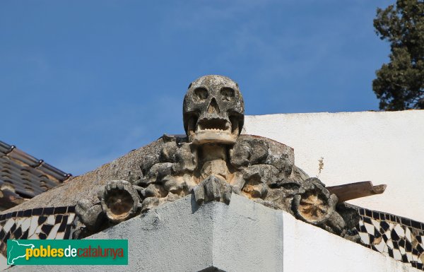 Detall d’unes escultures que coronen les cantonades del pavelló d’entrada