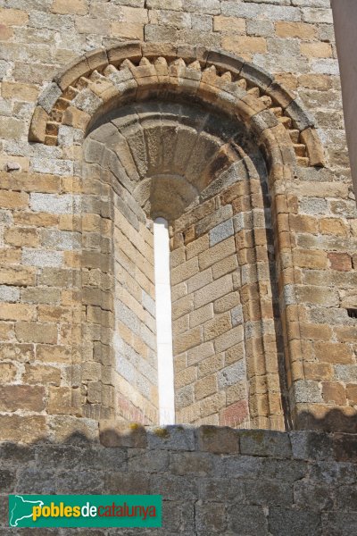 Agullana - Església de Santa Maria, finestra del frontis