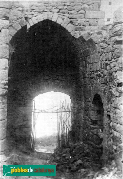 La Jonquera - Castell de Requesens, abans de la restauració (Foto: 1893) La Jonquera - Castell de Requesens, abans de la restauració