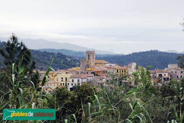 Darnius, amb l'església al seu centre