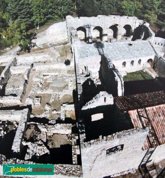 Albanyà - Monestir de Sant Llorenç de Sous, conjunt (Foto: Cartell in situ) Albanyà - Monestir de Sant Llorenç de Sous, conjunt