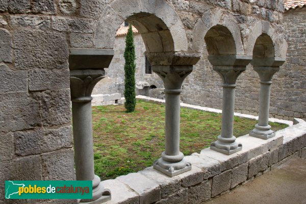 Albanyà - Monestir de Sant Llorenç de Sous, claustre (Foto: Albert Esteves, 2014) Albanyà - Monestir de Sant Llorenç de Sous, claustre
