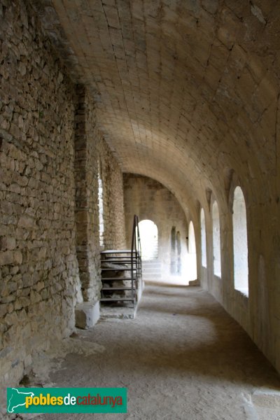 Albanyà - Monestir de Sant Llorenç de Sous, claustre (Foto: Albert Esteves, 2014) Albanyà - Monestir de Sant Llorenç de Sous, claustre