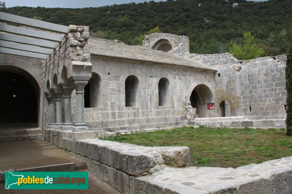 Albanyà - Monestir de Sant Llorenç de Sous, claustre (Foto: Albert Esteves, 2014) Albanyà - Monestir de Sant Llorenç de Sous, claustre