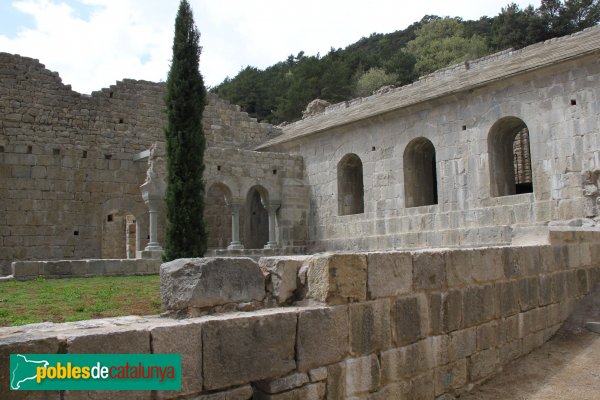 Albanyà - Monestir de Sant Llorenç de Sous, claustre (Foto: Albert Esteves, 2014) Albanyà - Monestir de Sant Llorenç de Sous, claustre