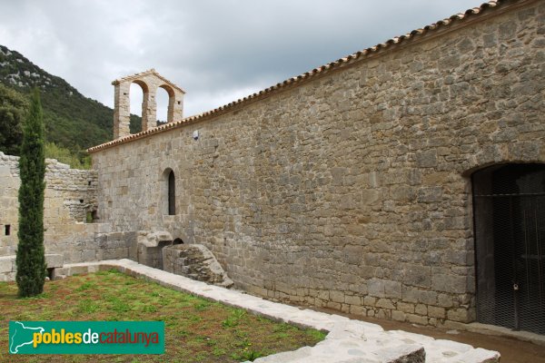 Albanyà - Monestir de Sant Llorenç de Sous, antics doritoris (Foto: Albert Esteves, 2014) Albanyà - Monestir de Sant Llorenç de Sous, antics doritoris