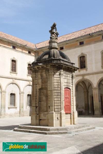 Cervera - Universitat, claustre (Foto: Albert Esteves, 2014) Cervera - Universitat, claustre