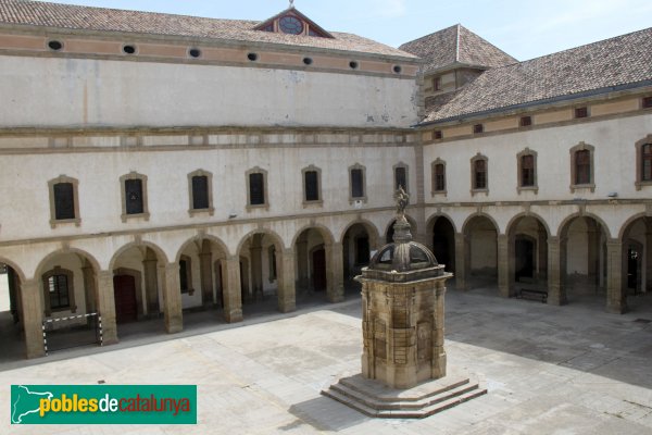 Cervera - Universitat, claustre (Foto: Albert Esteves, 2014) Cervera - Universitat, claustre