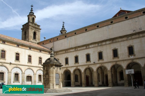 Cervera - Universitat, claustre (Foto: Albert Esteves, 2014) Cervera - Universitat, claustre