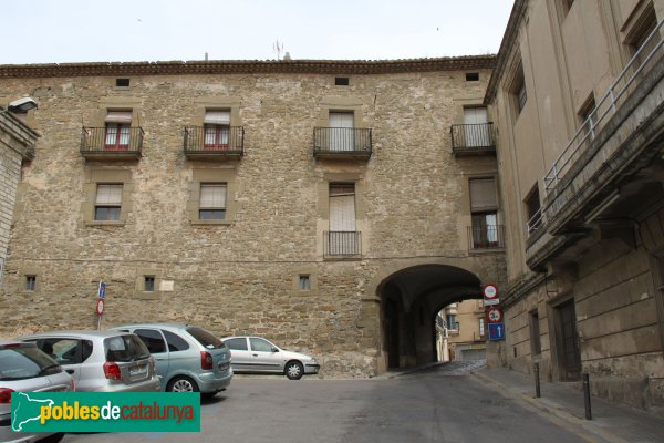 Cervera - Casa Vega, façana carrer Hospital (Foto: Albert Esteves, 2014) Cervera - Casa Vega, façana carrer Hospital