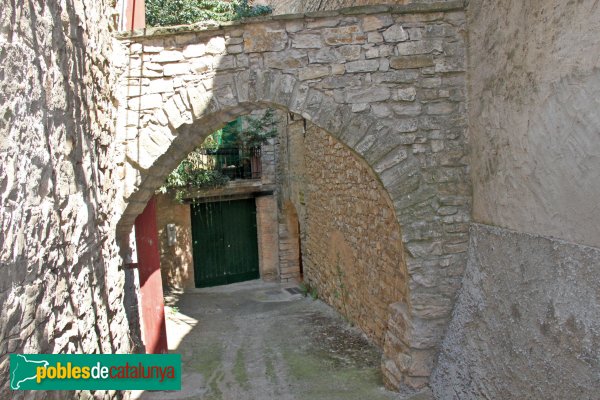 Cervera - Castellnou d'Oluges, arc sobre un carrer