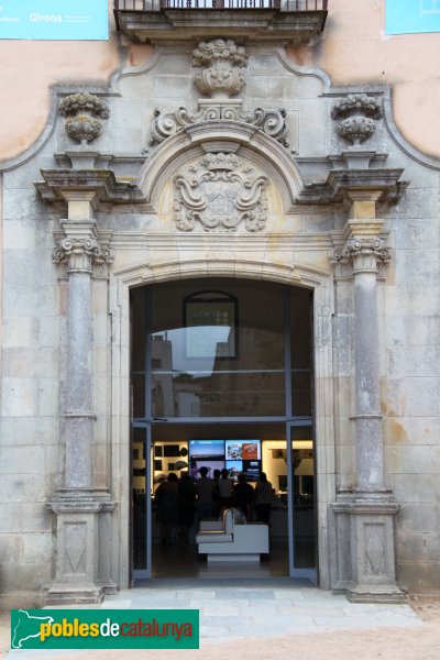 Sant Feliu de Guíxols - Monestir, porta de l'ala barroca (Foto: Albert Esteves, 2014) Sant Feliu de Guíxols - Monestir, porta de l'ala barroca